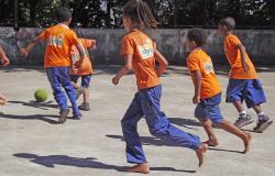 Crianças do Programa Escola Integrada jogam futebol. Foto Ilustrativa.