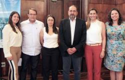 O casal de empresários que doou móveis para as Instituições de Longa Permanência para Idosos, Pedro Lourenço e Val Lourenço; a coordenadora do Lar Recanto Feliz, Lúcia Helena de Paula; o prefeito de Belo Horizonte, Alexandre Kalil; a primeira-dama de Belo Horizonte, Ana Laender; e a secretária municipal de Assistência Social, Segurança Alimentar e Cidadania, Maíra Colares. 