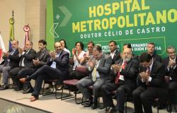 Prefeito de Belo Horizonte, Alexandre Kalil, bate palmas na inauguração de novos leitos do Hospital do Barreiro junto a autoridades. 