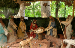 Presépio de materiais naturais em exposição no Parque Municipal Américo Renné Giannetti. 