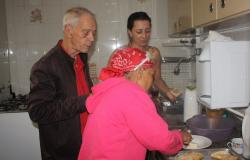 Portadores de sofrimento mental participam de atividades domésticas na cozinha. 