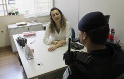 Técnica do serviço psicologia da Guarda Municipal atende funcionário.