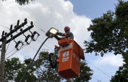 Operador instala lâmpada de nova tecnologia em poste no Barreiro