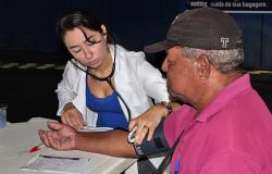 Técnica de saúde agere pressão de cidadão em Dia Mundial da Diabetes.