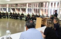 Mais de 15 guardas municipais sentados em curso de capacitação para o atendimento nas unidades de saúde de Belo Horizonte.