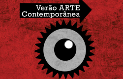 Sob um fundo vermelho, imagem similar a um olho ou lente de câmera em cinza e preto com uma seta preta em cima, apontada para a direita, com os dizeres: Verão Arte Contemporânea.