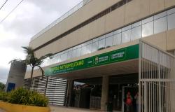 Fachada do hospital do barreiro com placa da nova identidade visual da prefeitura de Belo Horizonte - Governando para quem precisa