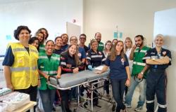 Equipe de profissionais da saúde em atendimento no Posto Médico Avançado