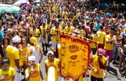 Mais de duzentos foliões na rua e o estandarte e os foliões do bloco Me Beija que eu sou Pagodeiro.