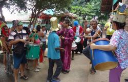 Roupas coloridas, Chapúes divertidos e instrumentos de percussão fazem parte do figurino dos mais de 15 participantes do Bloco Maluco Beleza, de Venda Nova.