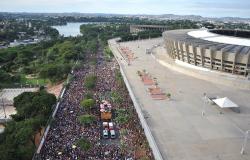 Mais de mil foliões ocupam a avenida ao lado do MIneirão com a apresentação do Monobloco. Ao fundo, Lagoa da Pampulha.