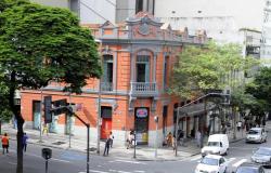 Fachada do Edifício Cláudio Manoel, situado na esquina da rua da Bahia com avenida Augusto de Lima, tombado pelo patrimônio municipal, sedia um colégio e uma drogaria.