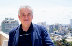 Juca Ferreira posa em dia ensolarado com prédios de BH ao fundo